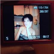 Lavoratrice in un negozio storico a Milano. Ex studentessa di Brera (Grafica d'arte)